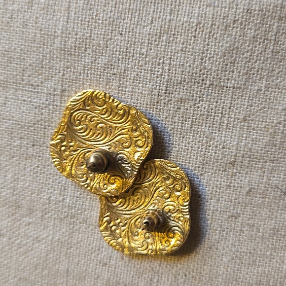 Vintage 1928 Gold Tone Floral Medallion Stud Earrings 💫 - Picture 3 of 3